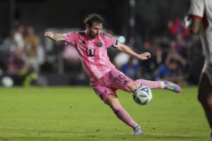 Lionel Messi mencetak gol untuk Inter Miami dalam laga MLS melawan Toronto FC, Senin (7/4/2025) pagi WIB. (c) AP Photo/Rebecca Blackwell