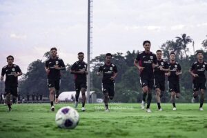Rafael Struick dan para pemain Timnas Indonesia pada sesi latihan di Bali United Training Center (c) Timnas Indonesia