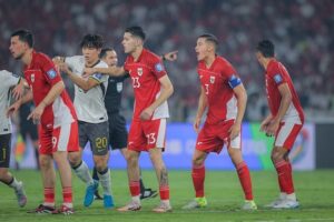 Aksi Thom Haye, Justin Hubner, Jay Idzes, dan Rizky Ridho pada laga Timnas Indonesia vs China (c) Bagaskara Lazuardi