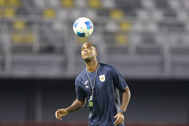 Perbandingan Prestasi Patrick Kluivert dan Herve Renard di Dunia Kepelatihan: Bak Bumi dan Langit