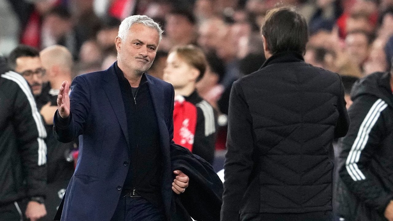 Napoli Kalah dan Conte Mengeluh Lelah, Jose Mourinho Tertawa: Itu Cuma Alasan!