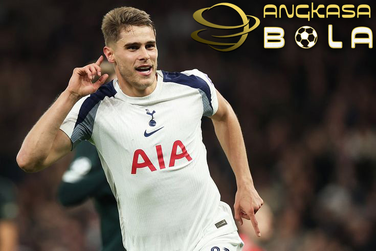 Liverpool Mengintai, Thomas Frank Tegaskan Micky van de Ven Milik Tottenham